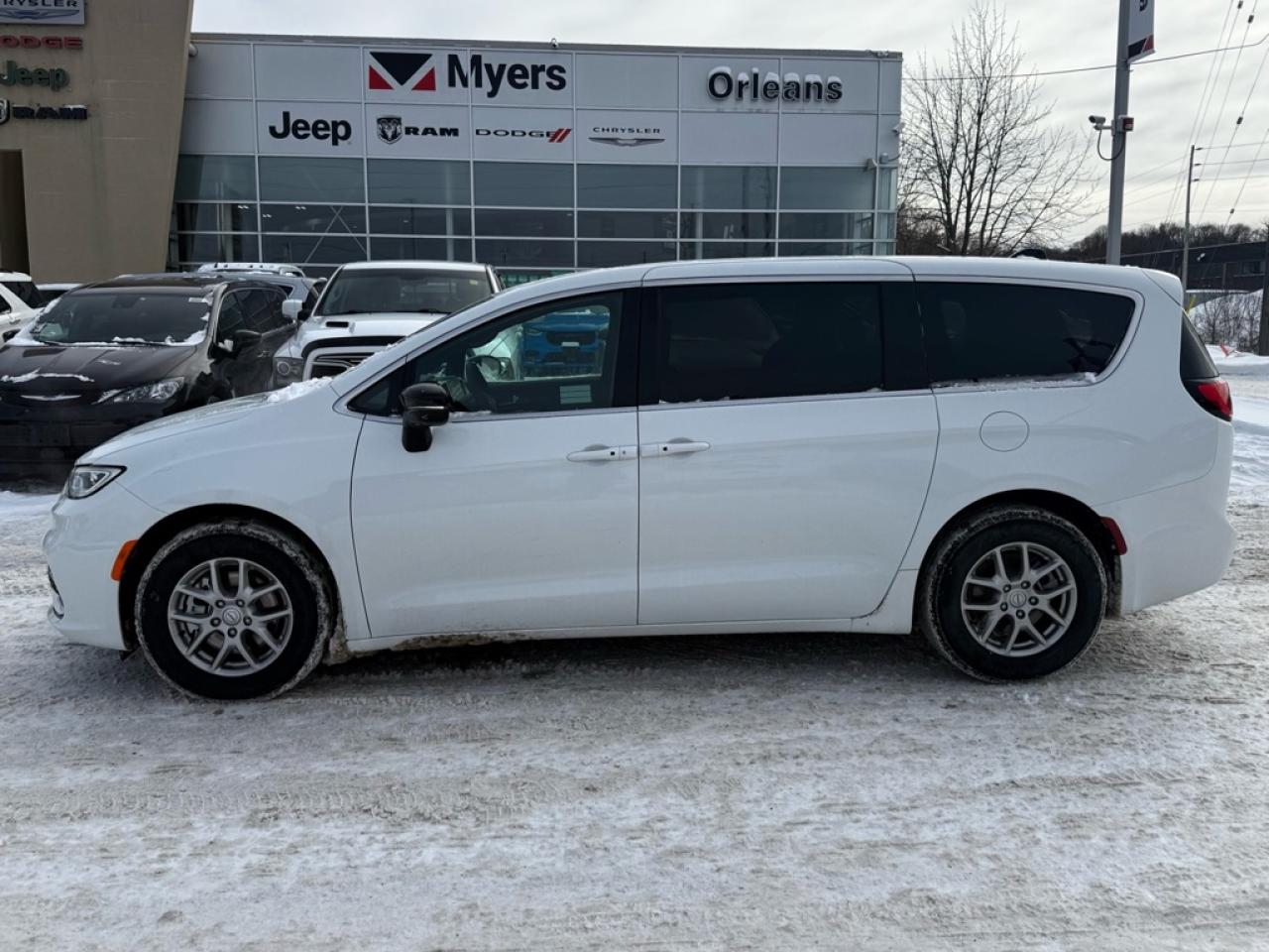 2026 Chrysler Pacifica Select  - Apple CarPlay - $159.40 /Wk Photo