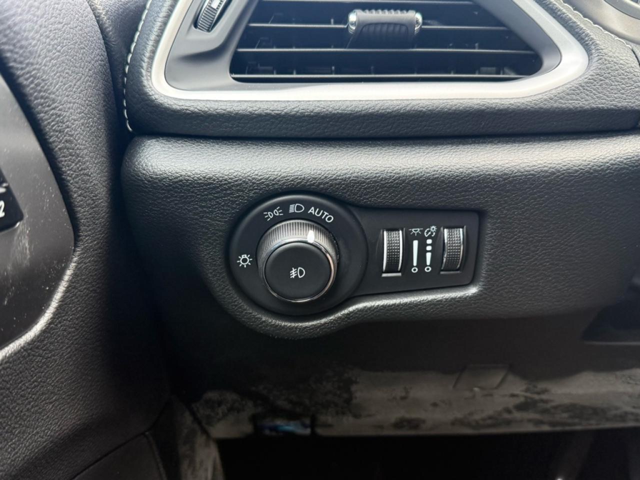 2026 Chrysler Pacifica Select  - Apple CarPlay - $159.40 /Wk Photo