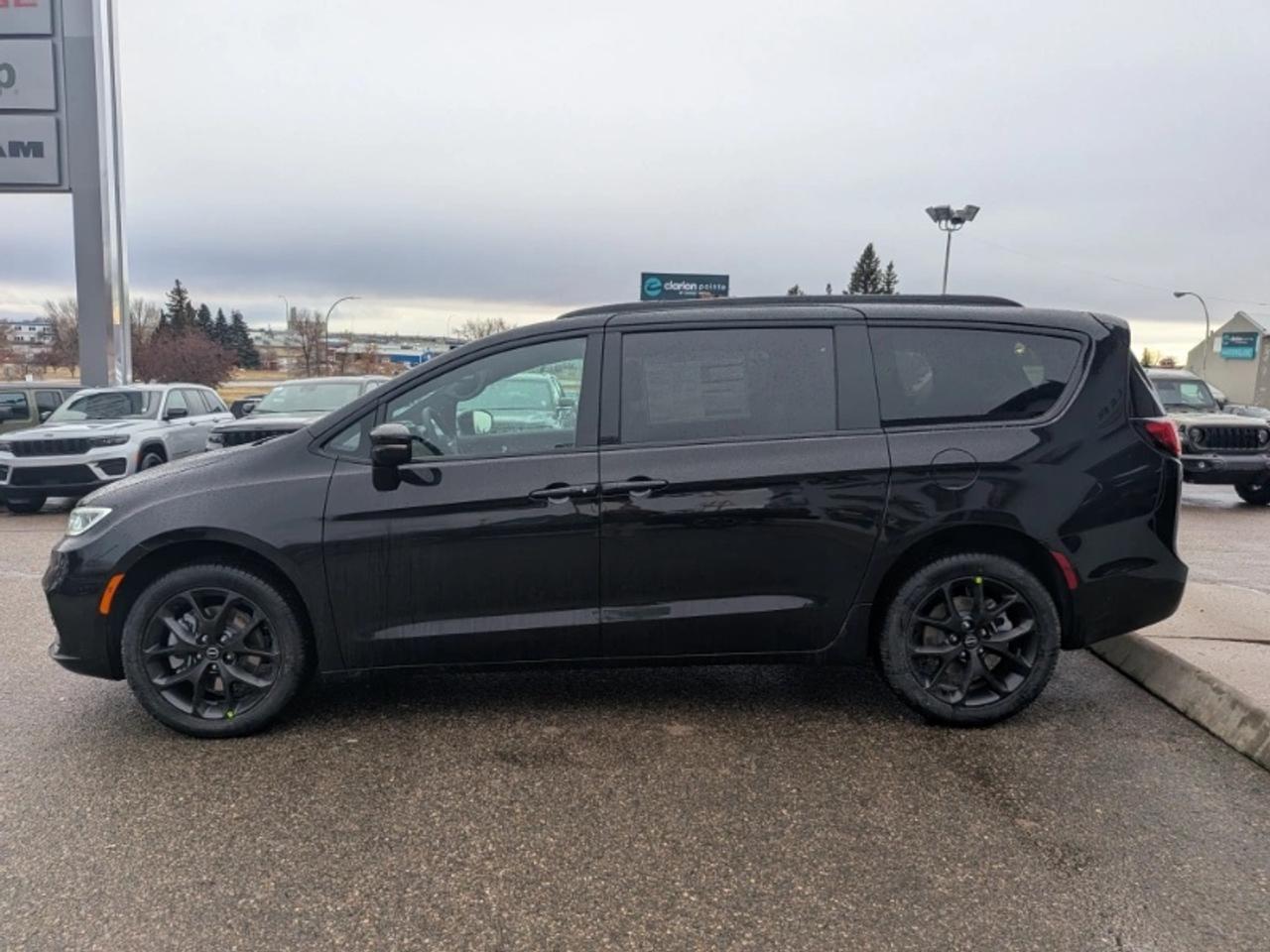 2026 Chrysler Pacifica Select Photo