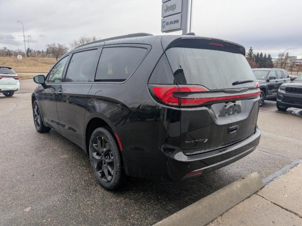 2026 Chrysler Pacifica Select Photo4