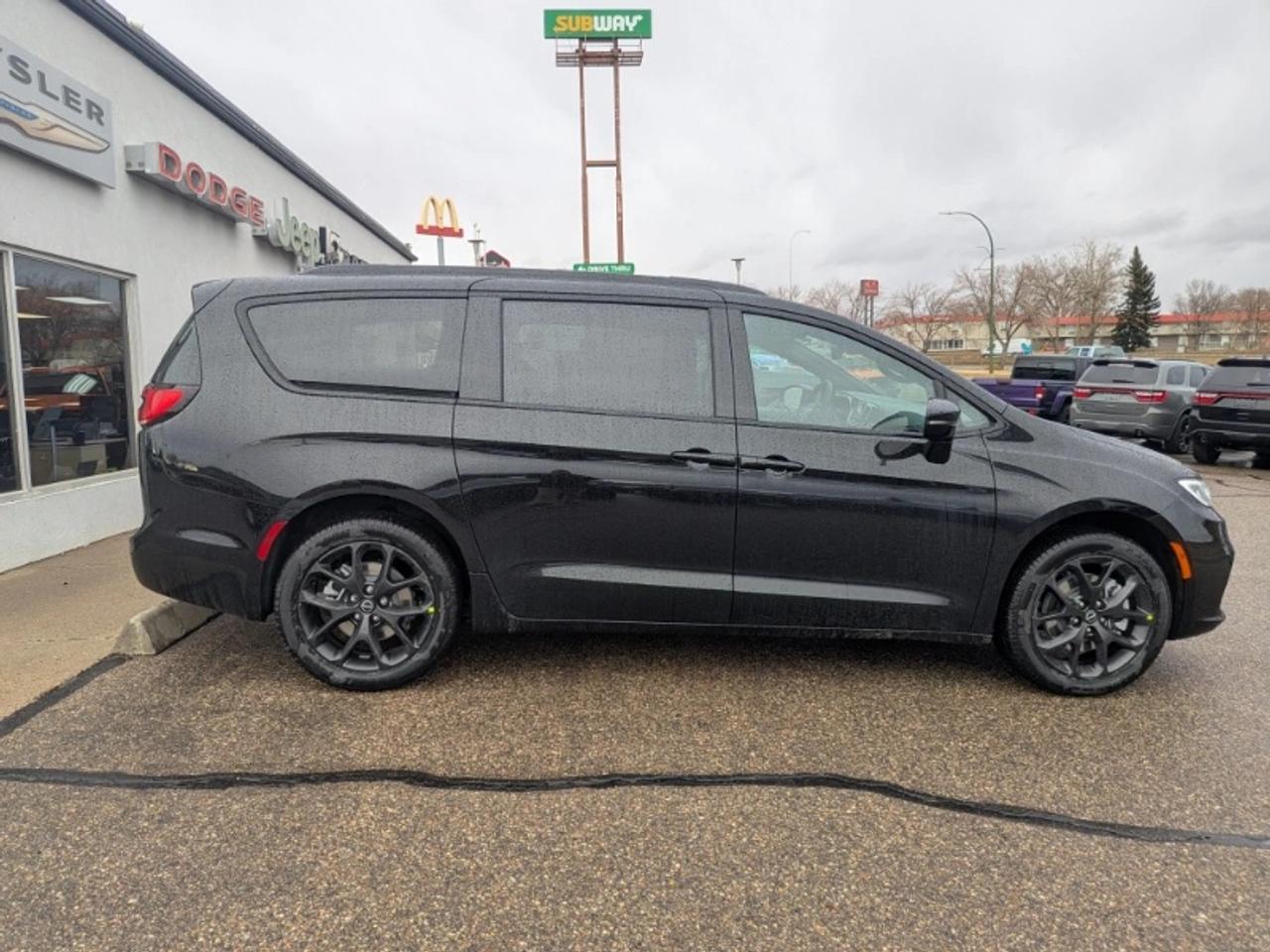 2026 Chrysler Pacifica Select Photo