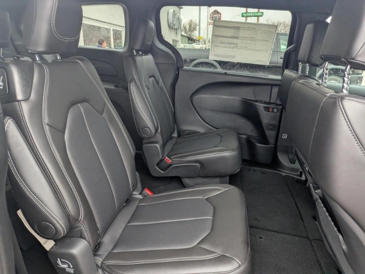 2026 Chrysler Pacifica Select Photo