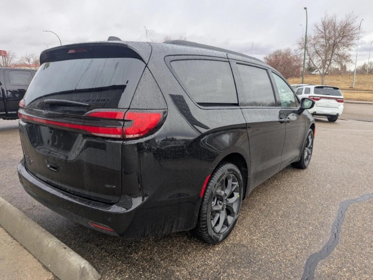 2026 Chrysler Pacifica Select Photo