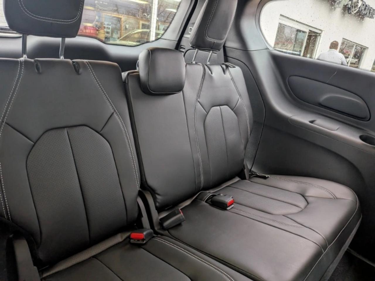 2026 Chrysler Pacifica Select Photo