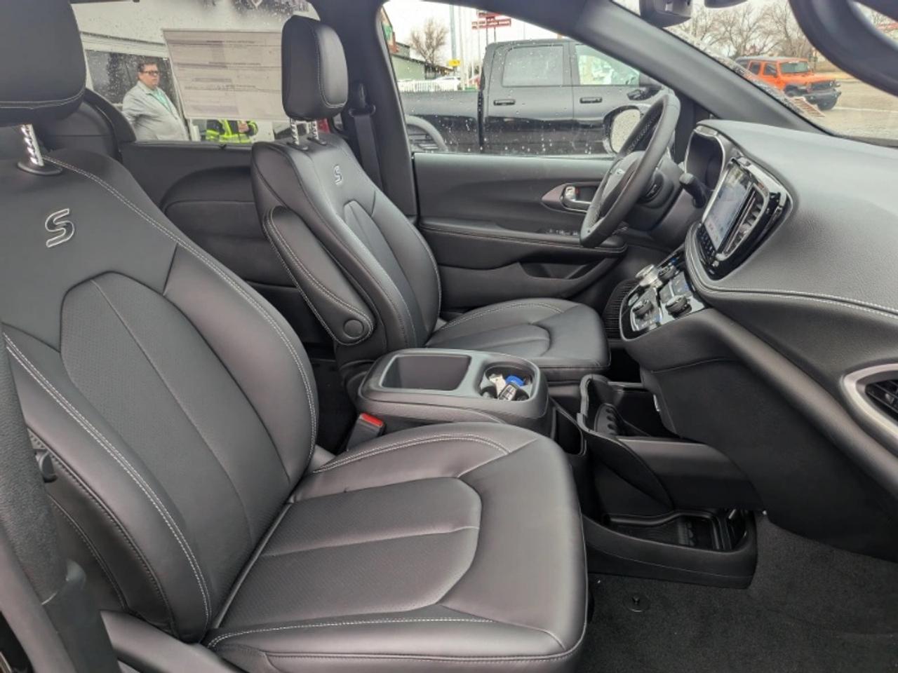 2026 Chrysler Pacifica Select Photo