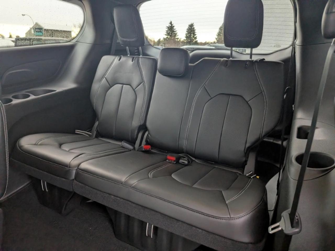 2026 Chrysler Pacifica Select Photo