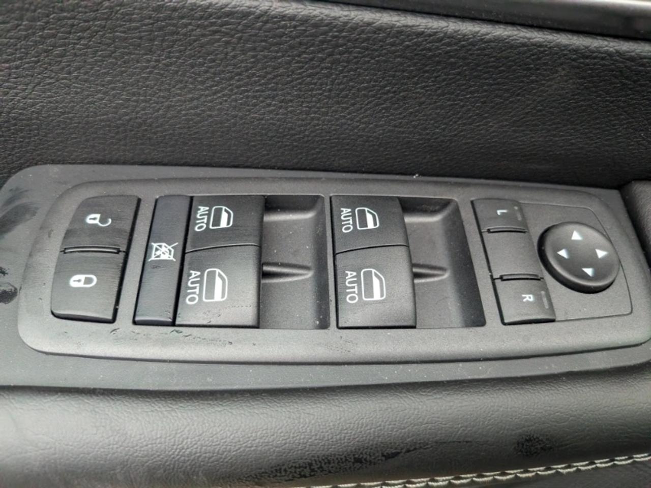 2026 Chrysler Pacifica Select Photo