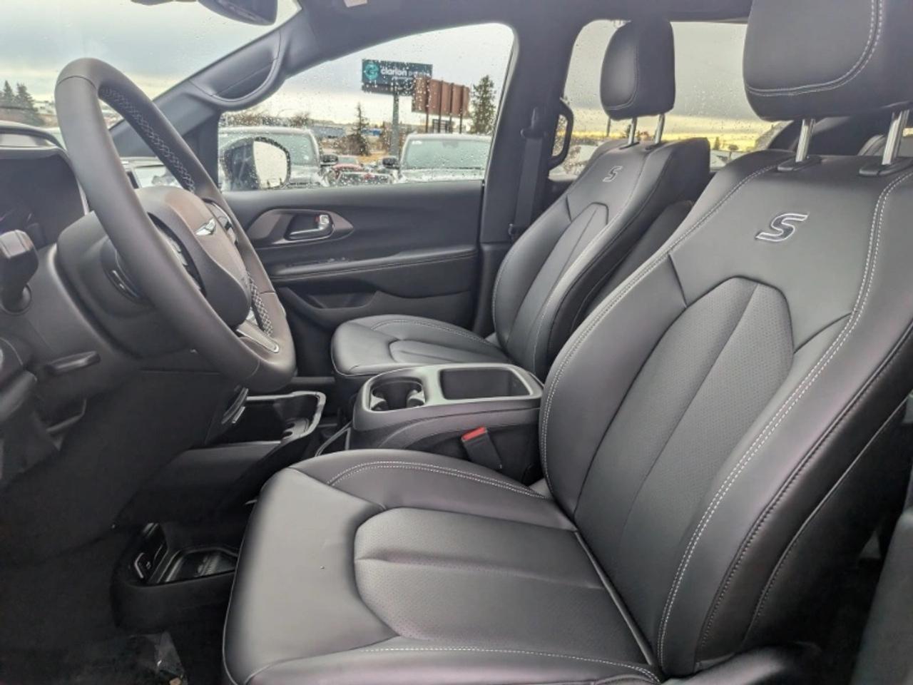 2026 Chrysler Pacifica Select Photo