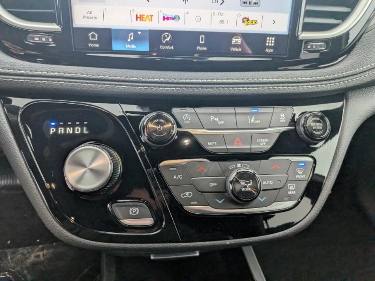 2026 Chrysler Pacifica Select Photo