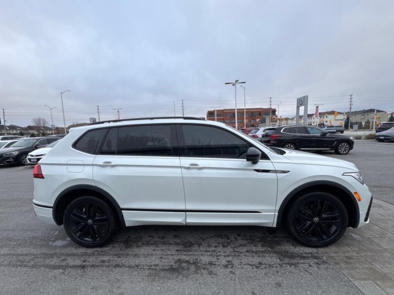 2022 Volkswagen Tiguan Comfortline R-Line Black Edition Photo4