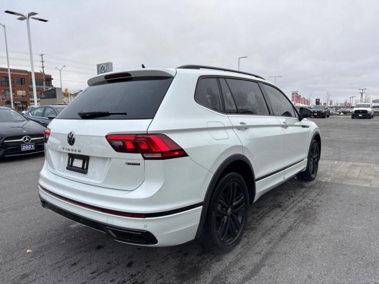 2022 Volkswagen Tiguan Comfortline R-Line Black Edition Photo