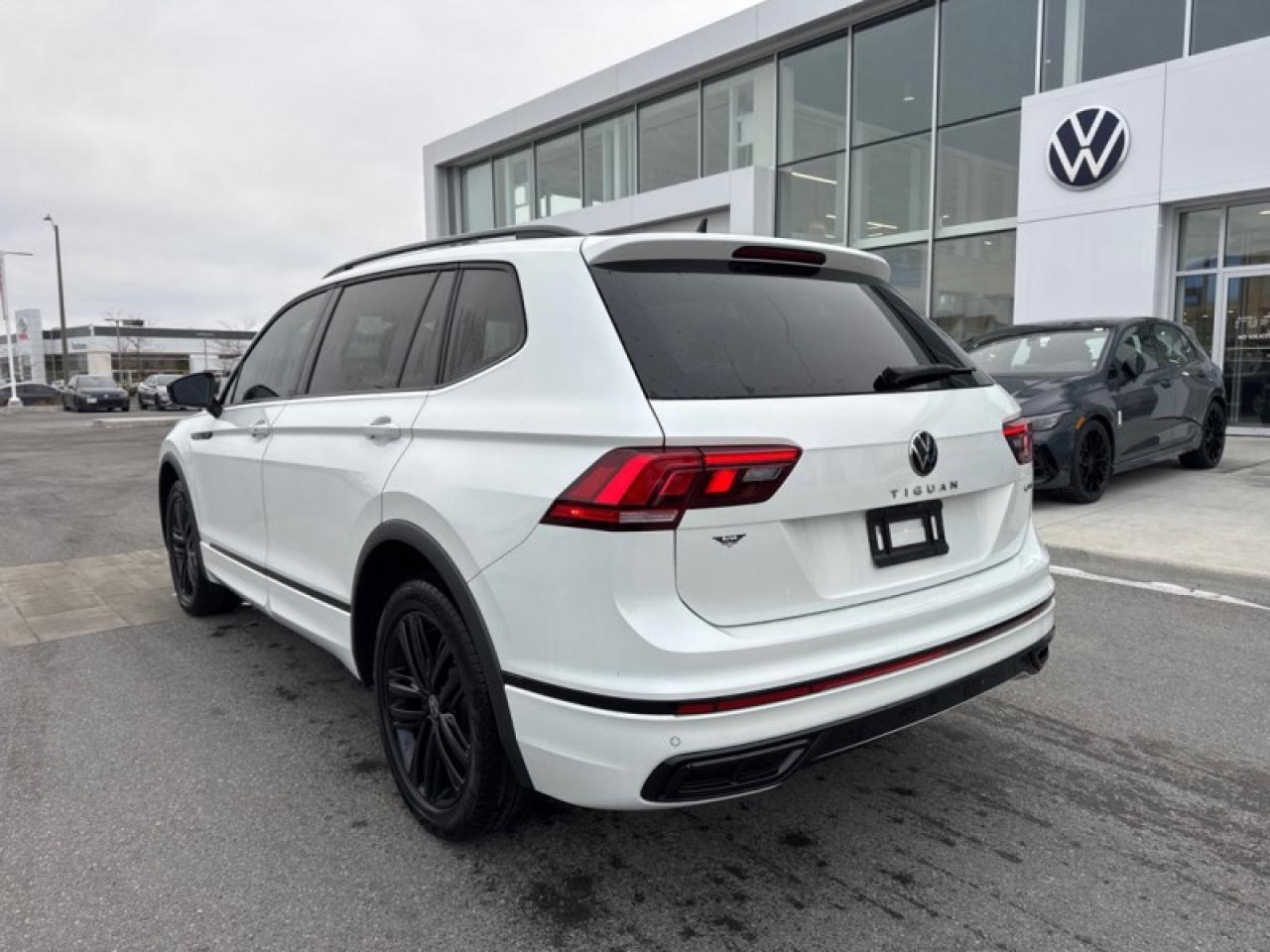 2022 Volkswagen Tiguan Comfortline R-Line Black Edition Photo