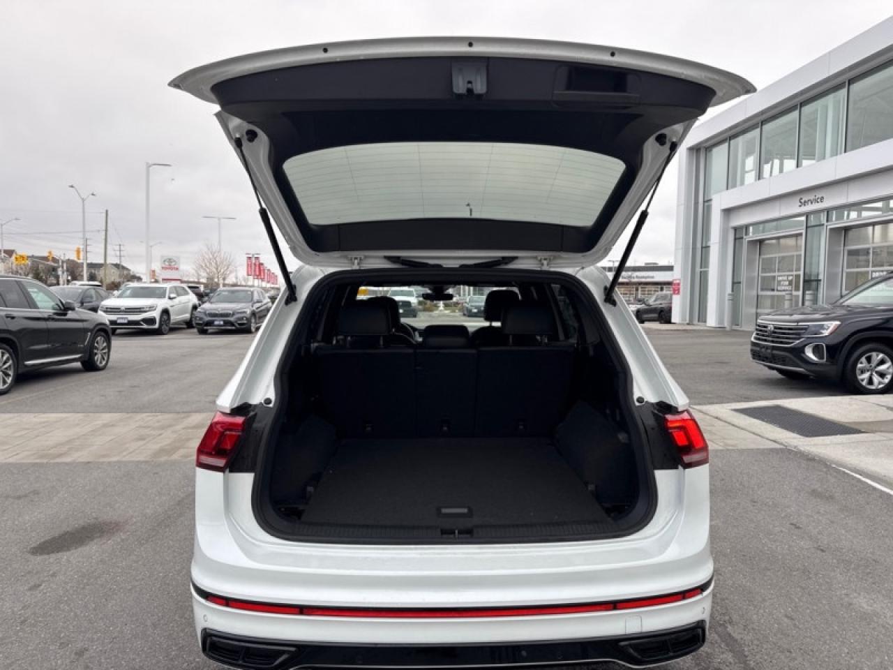2022 Volkswagen Tiguan Comfortline R-Line Black Edition Photo