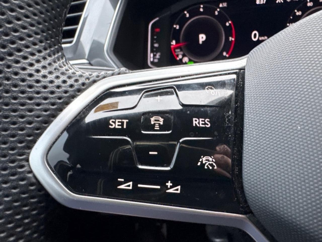 2022 Volkswagen Tiguan Comfortline R-Line Black Edition Photo