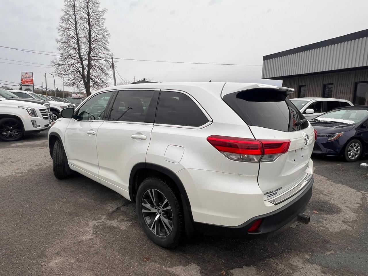 2017 Toyota Highlander LE - Photo #3