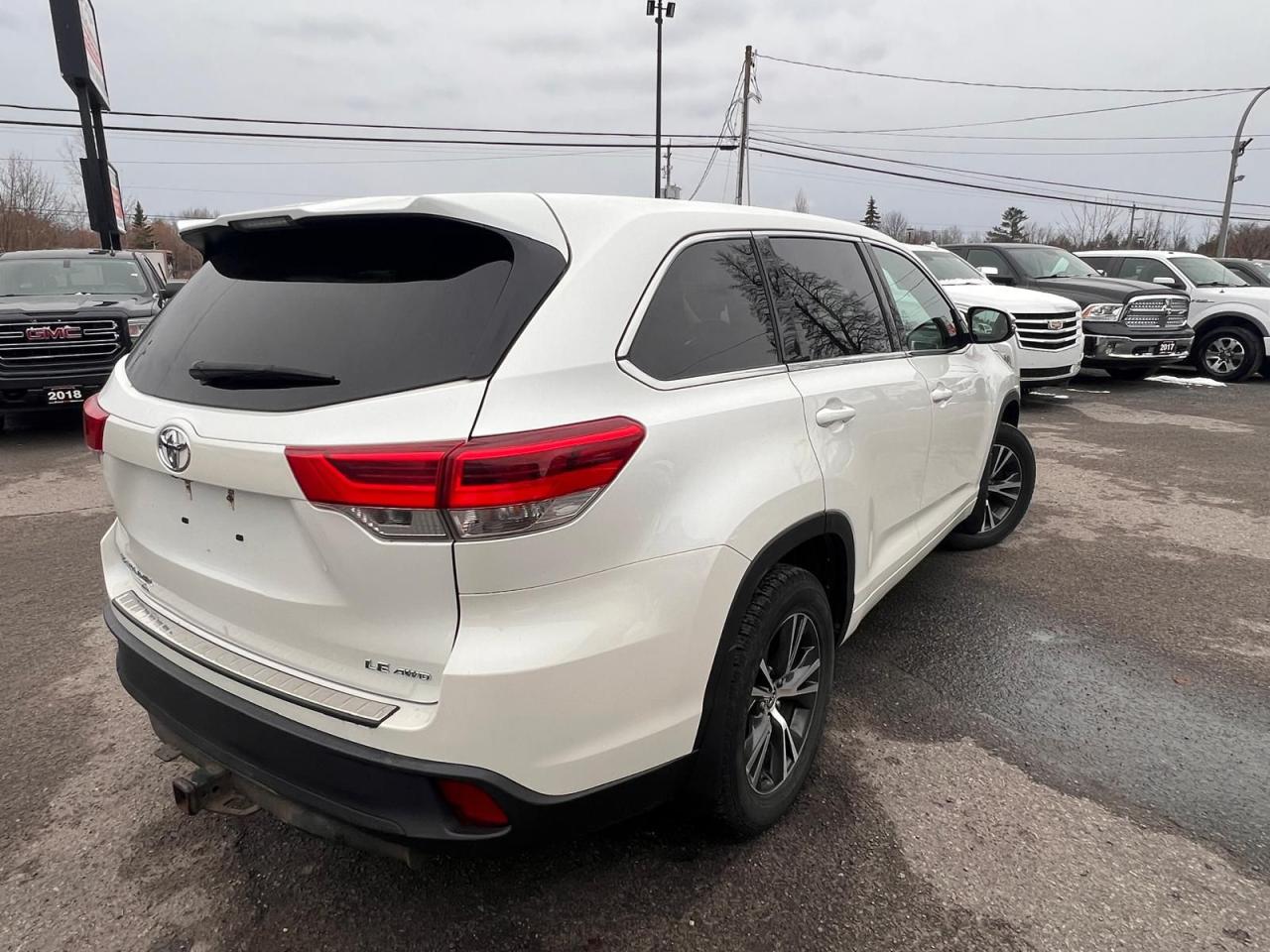 2017 Toyota Highlander LE Photo4