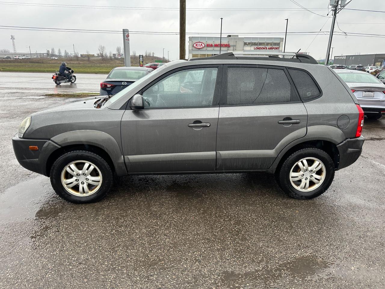 2008 Hyundai Tucson GL, AUTO, 4X4, NEEDS REPAIRS, AS IS SPECIAL - Photo #2