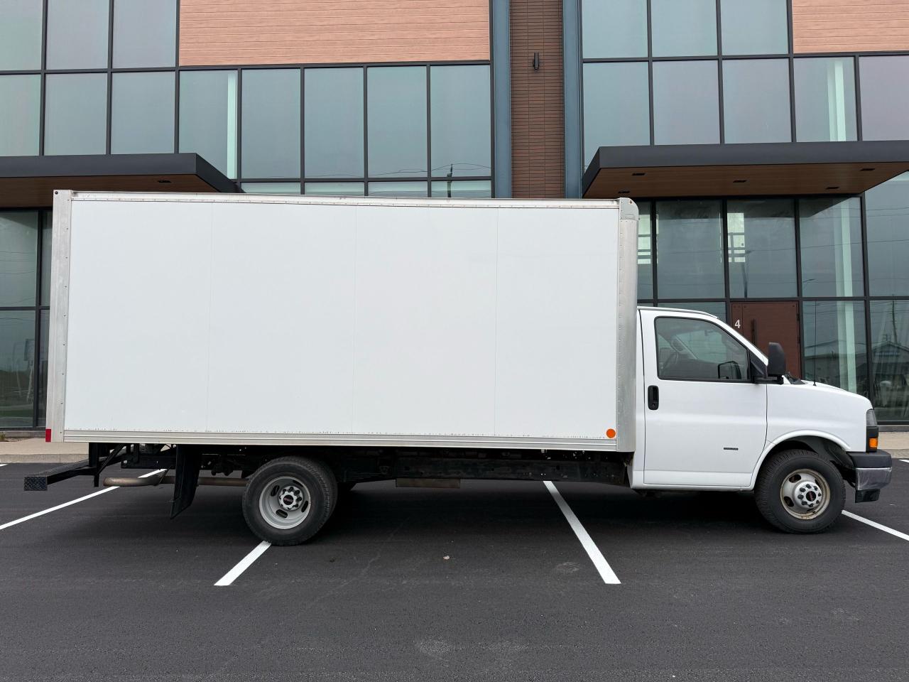 2020 GMC Savana 3500 Cube Photo3