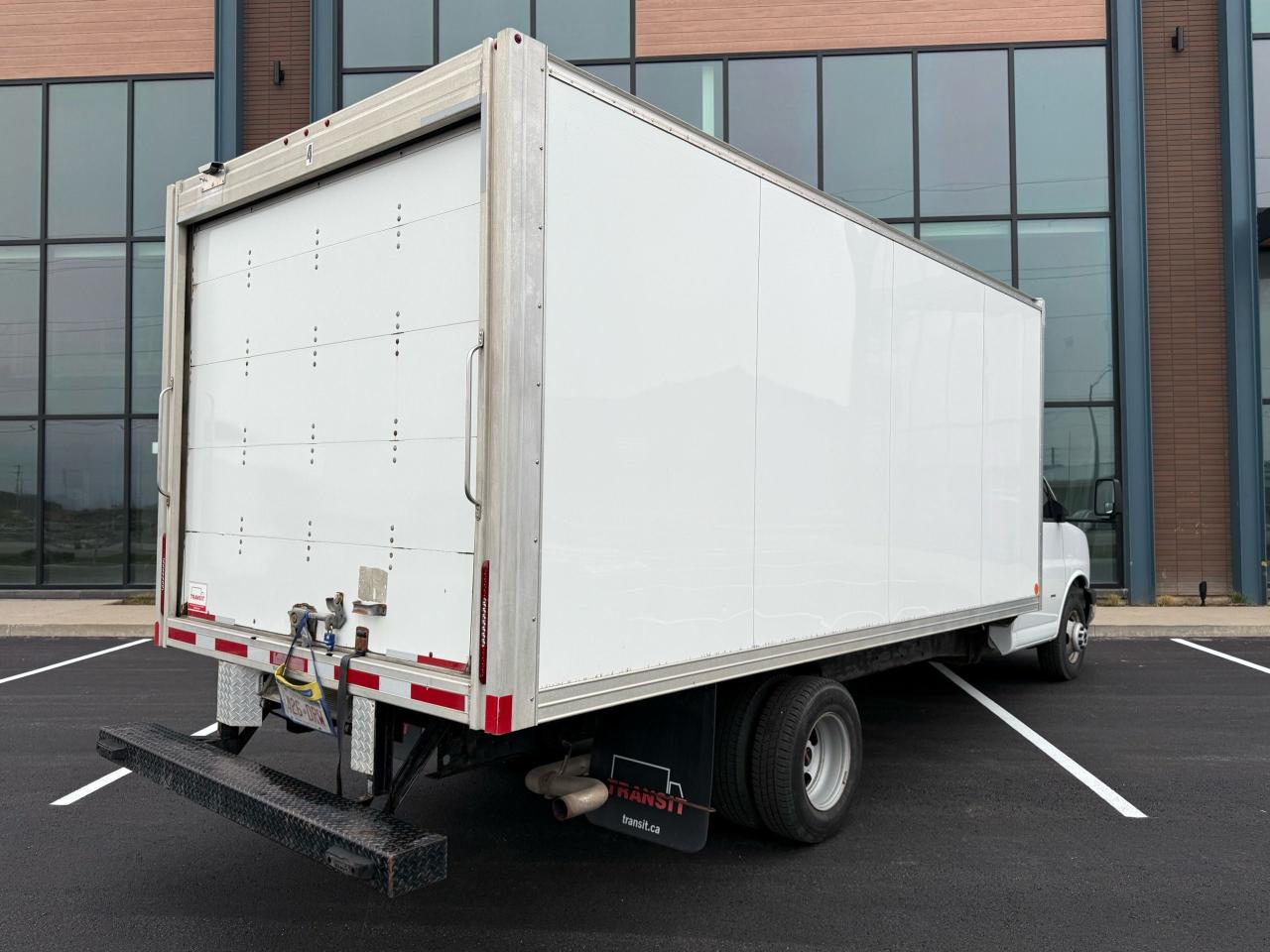 2020 GMC Savana 3500 Cube - Photo #5