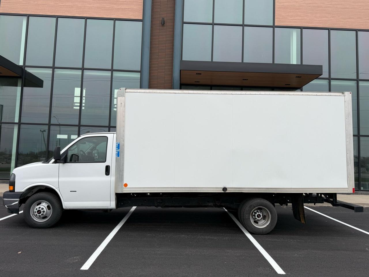 2020 GMC Savana 3500 Cube - Photo #8