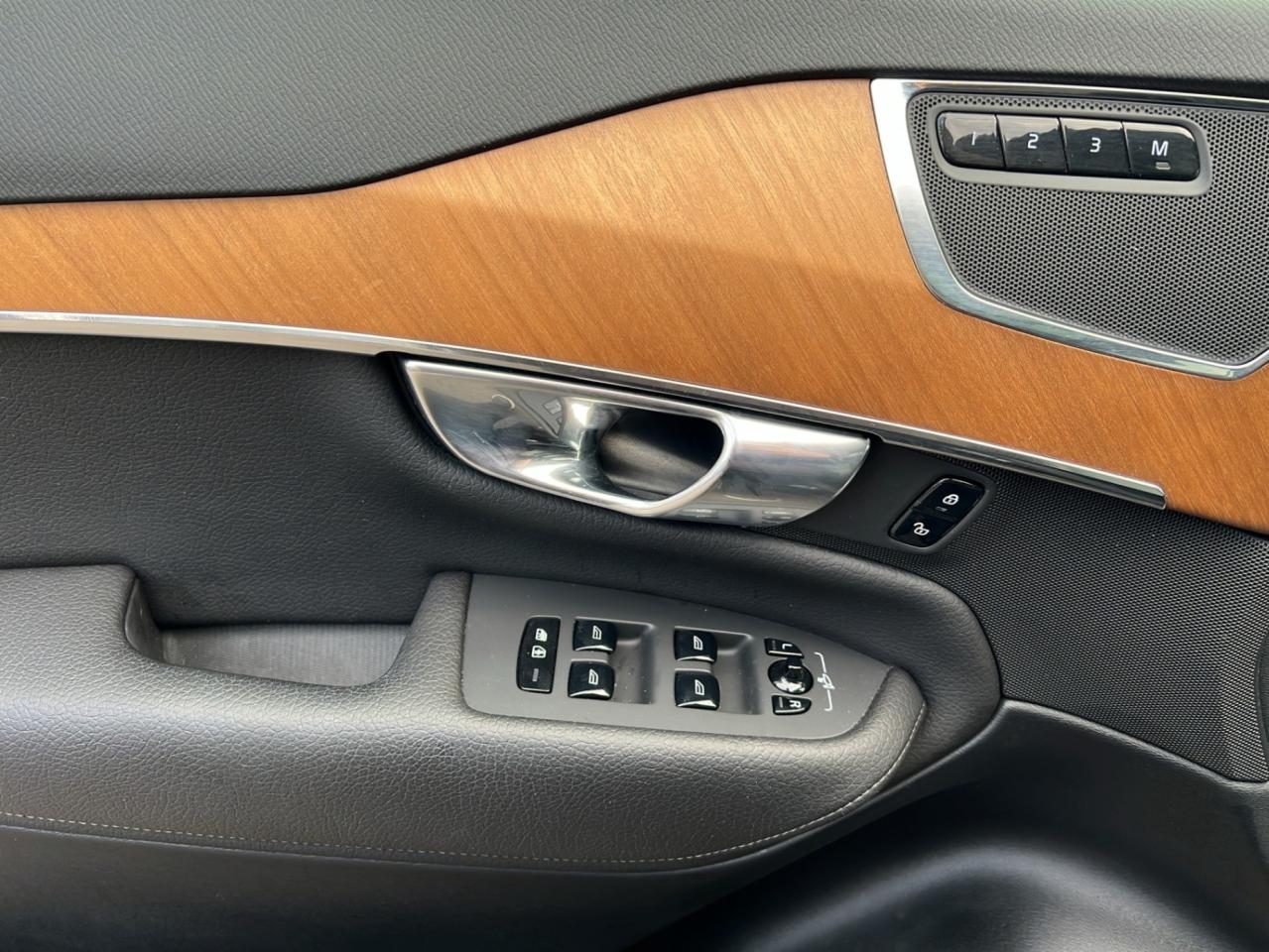 2021 Volvo XC90 T6 AWD Momentum 7-Seater - Navigation !!! Photo