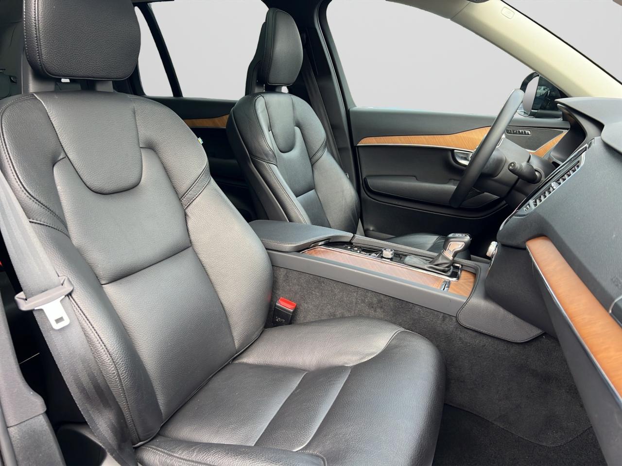 2021 Volvo XC90 T6 AWD Momentum 7-Seater - Navigation !!! Photo