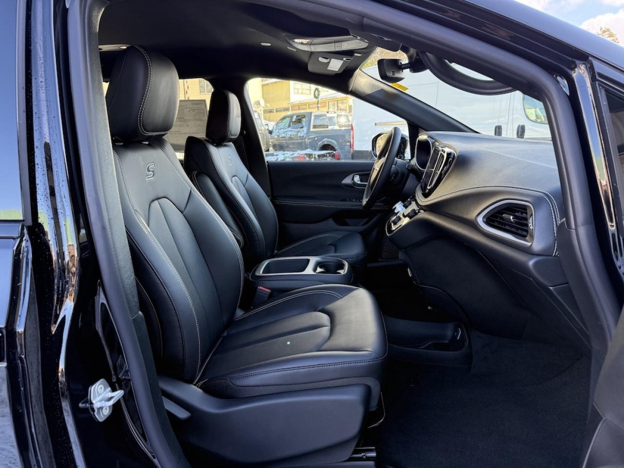 2026 Chrysler Pacifica Select AWD Photo