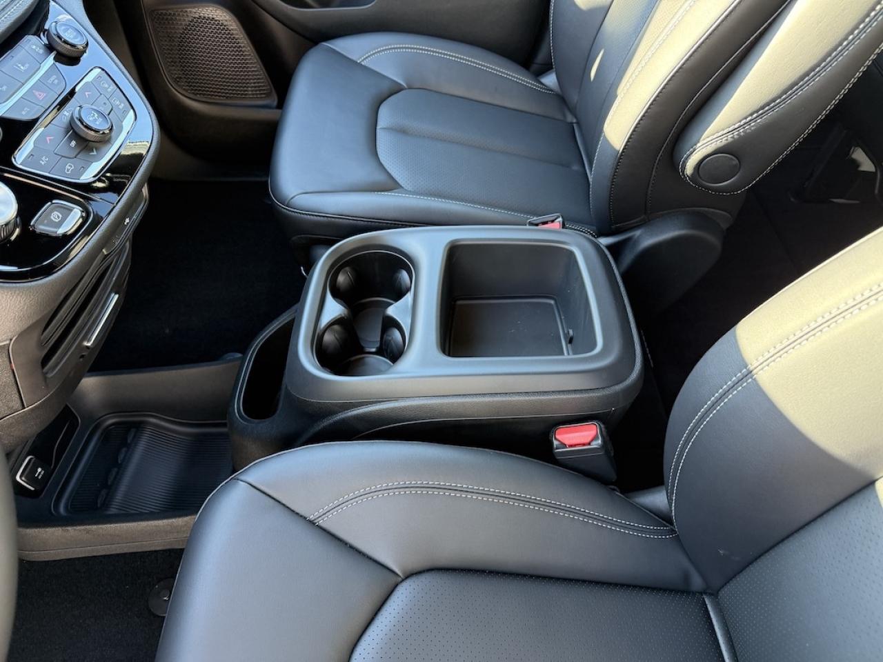 2026 Chrysler Pacifica Select AWD Photo