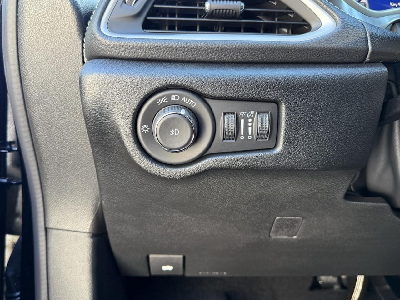 2026 Chrysler Pacifica Select AWD Photo