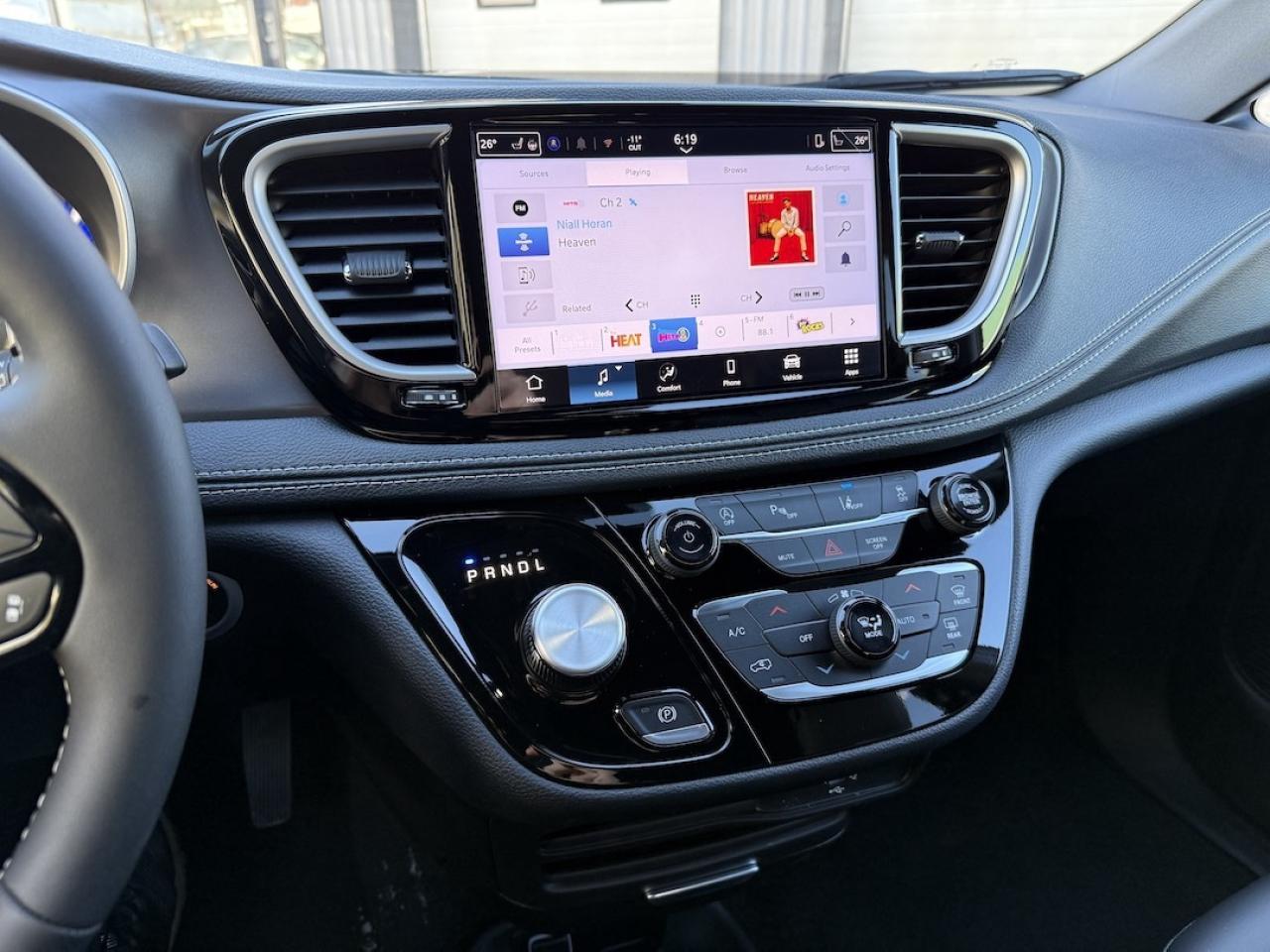 2026 Chrysler Pacifica Select AWD Photo