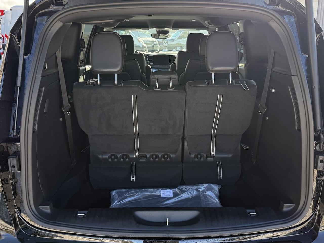 2026 Chrysler Pacifica Select AWD Photo