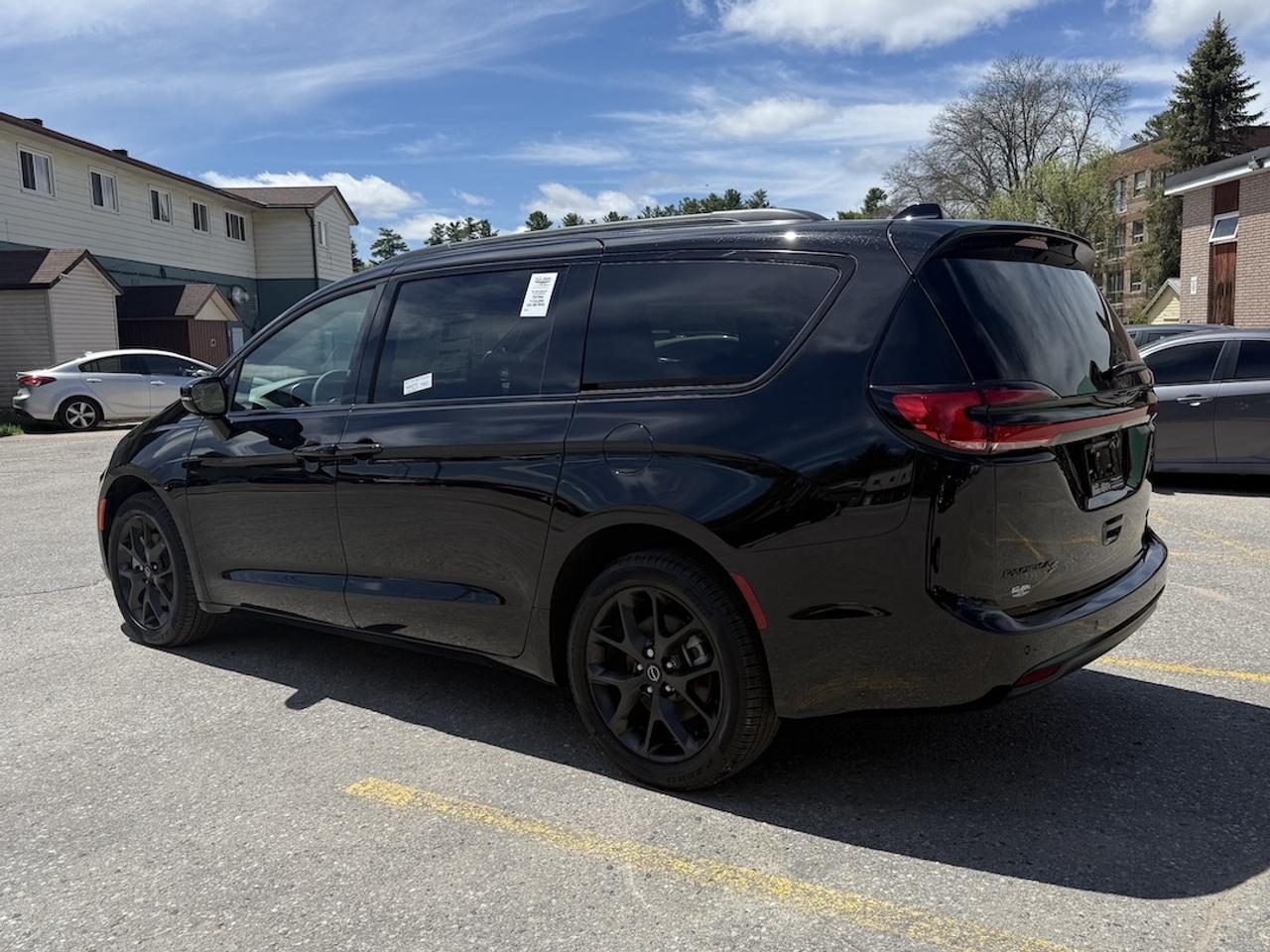 2026 Chrysler Pacifica Select AWD Photo
