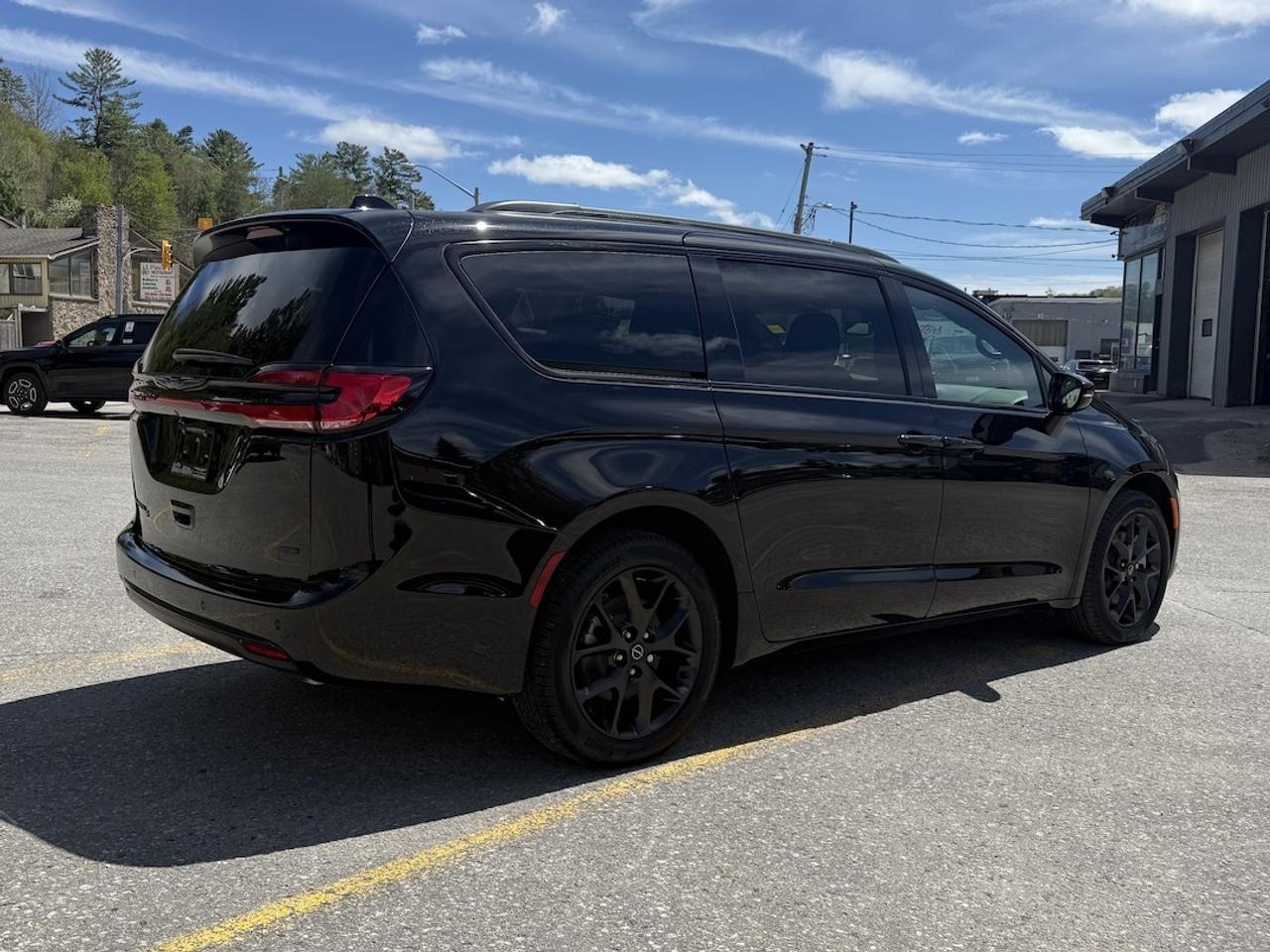 2026 Chrysler Pacifica Select AWD Photo