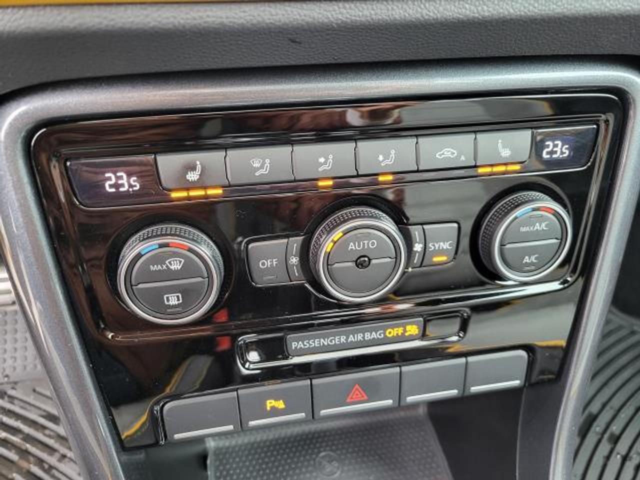 2017 Volkswagen Beetle 1.8T Dune Photo