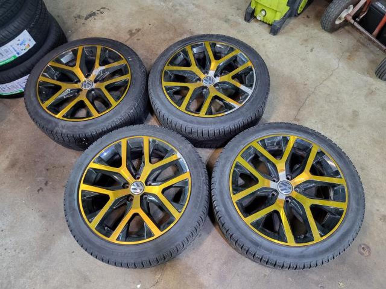 2017 Volkswagen Beetle 1.8T Dune Photo