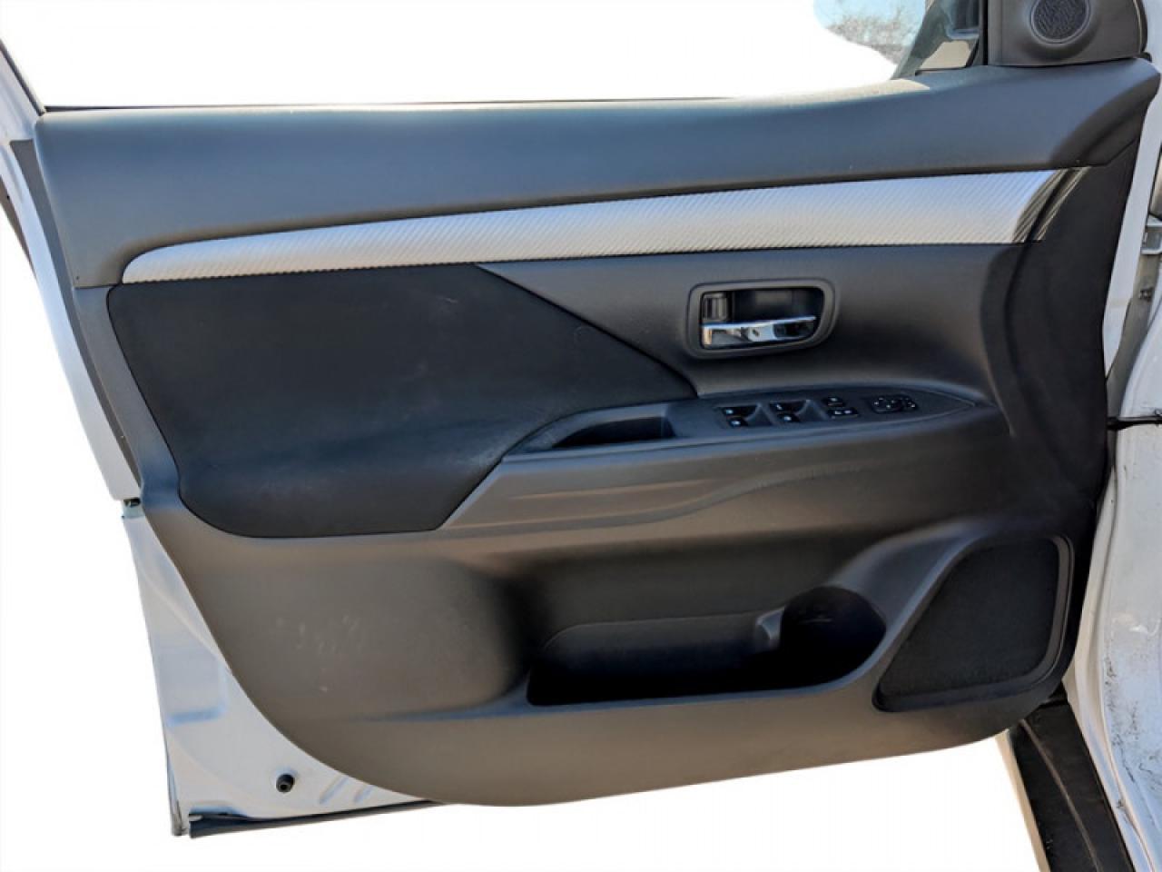 2018 Mitsubishi Outlander ES  **BLUETOOTH - HTD SEATS** Photo