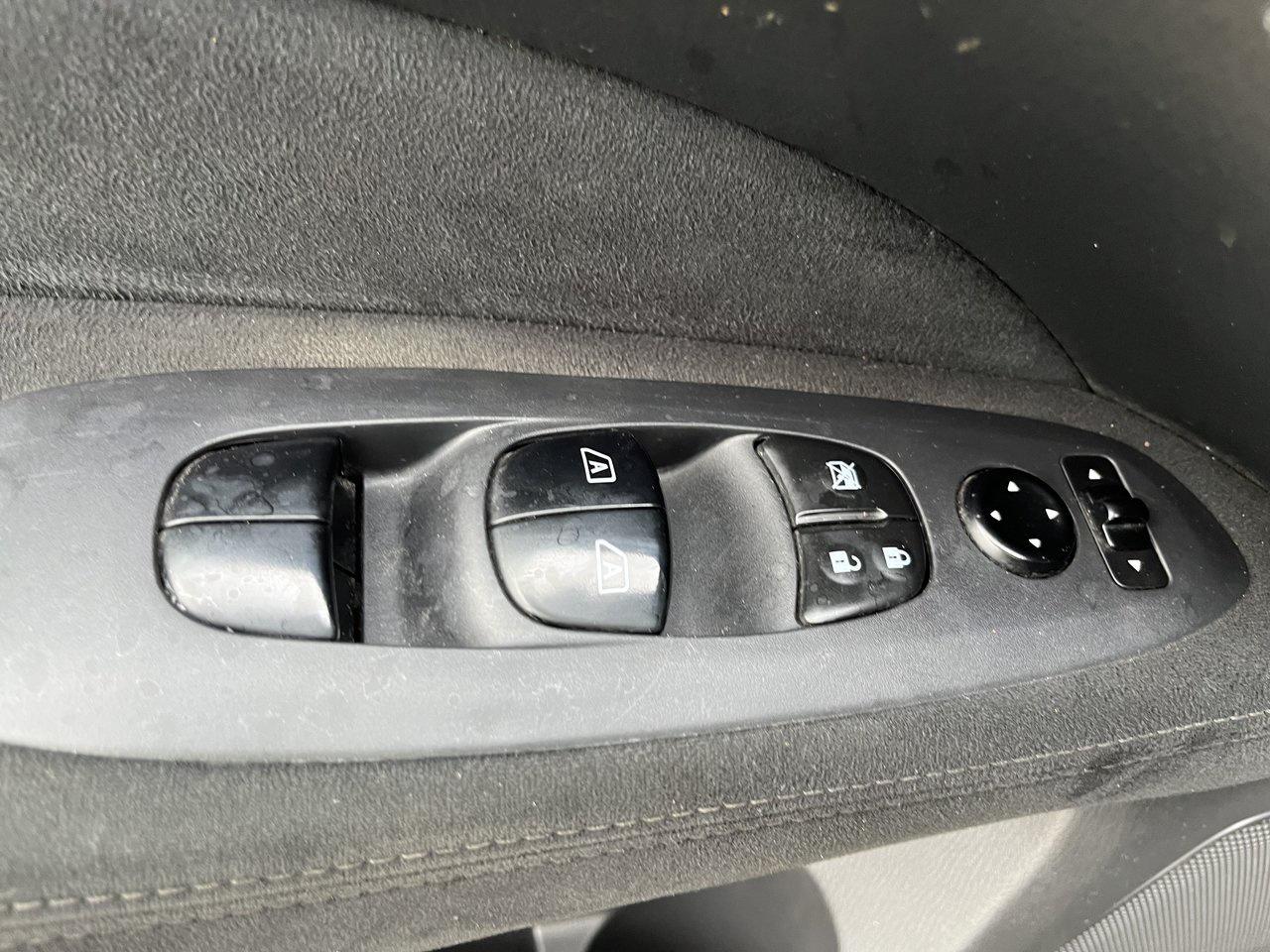 2015 Nissan Pathfinder SV Photo