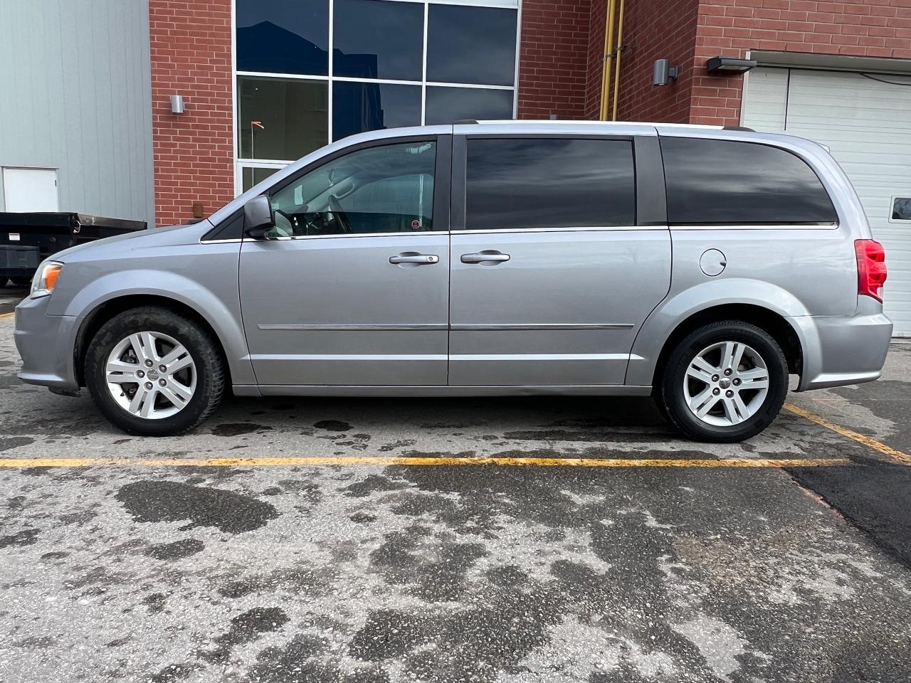 2017 Dodge Grand Caravan Crew Photo2