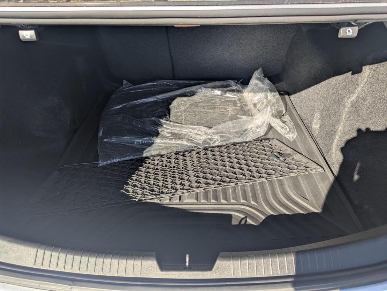 2021 Chevrolet Malibu LS WITH LOW LOW KILOMETERS!! Photo