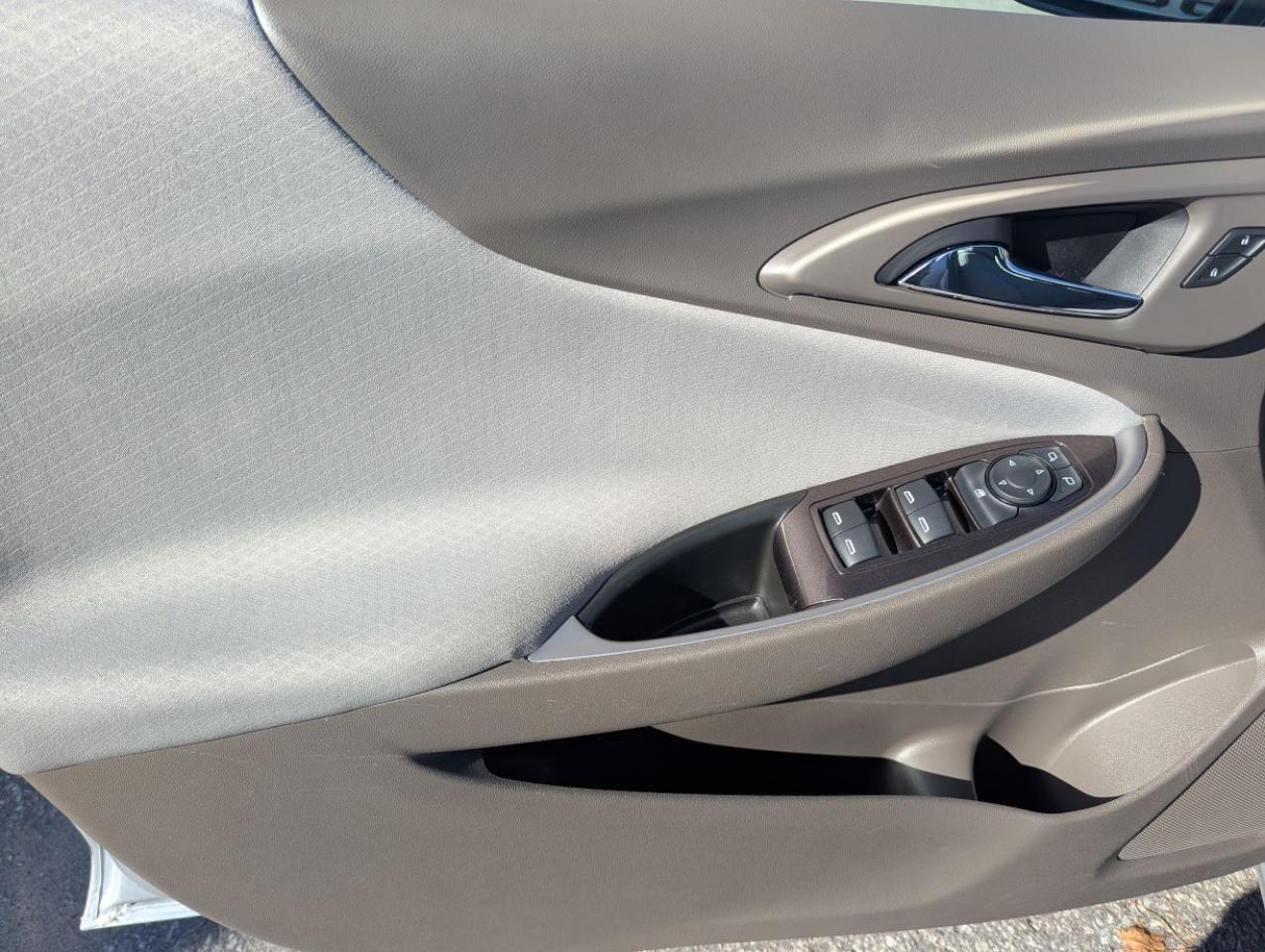 2021 Chevrolet Malibu LS WITH LOW LOW KILOMETERS!! Photo