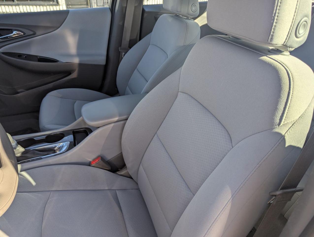 2021 Chevrolet Malibu LS WITH LOW LOW KILOMETERS!! Photo