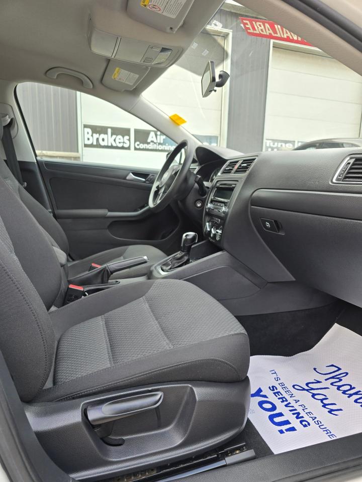 2012 Volkswagen Jetta 4dr 2.5L Auto Sportline - Photo #4
