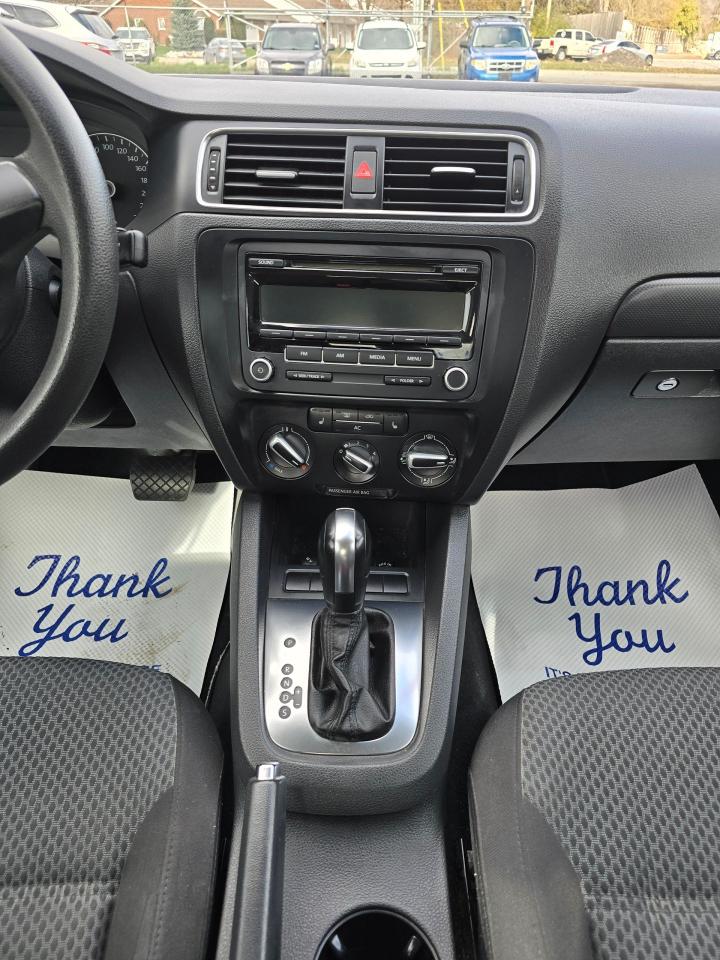 2012 Volkswagen Jetta 4dr 2.5L Auto Sportline - Photo #5