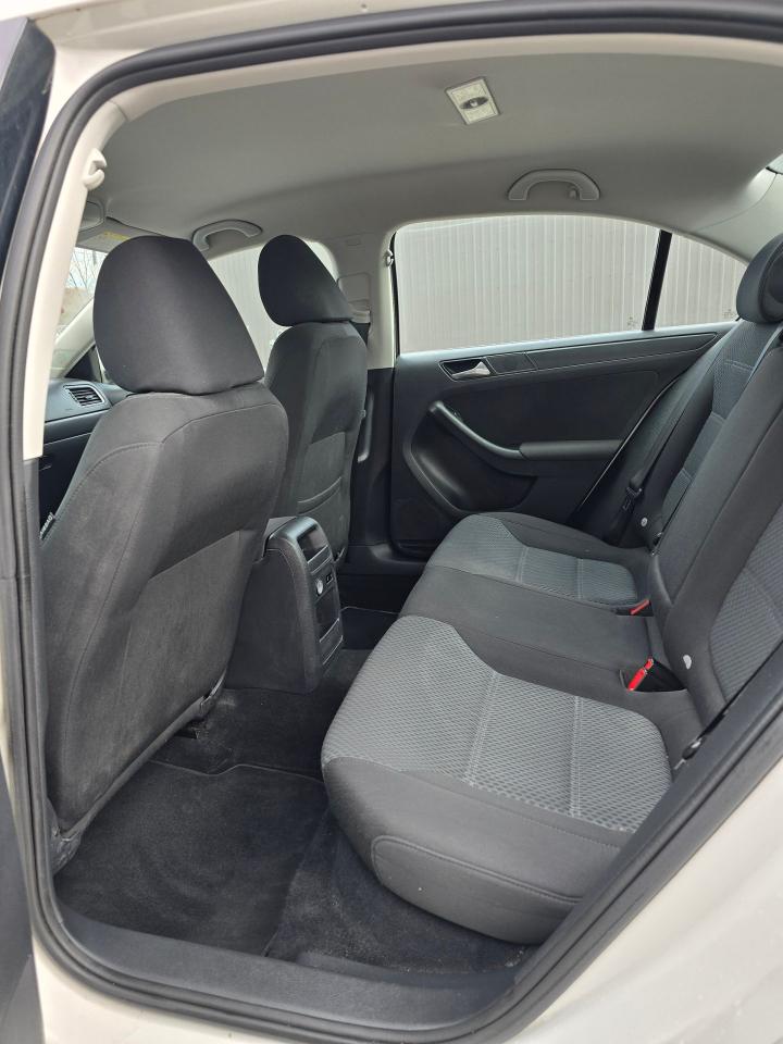 2012 Volkswagen Jetta 4dr 2.5L Auto Sportline - Photo #7