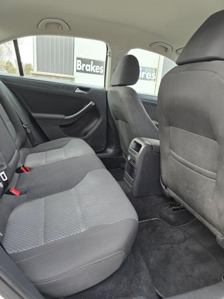 2012 Volkswagen Jetta 4dr 2.5L Auto Sportline - Photo #14