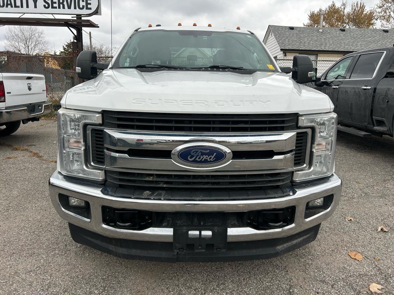 2018 Ford SUPER DUTY F-350 DRW XLT Photo2