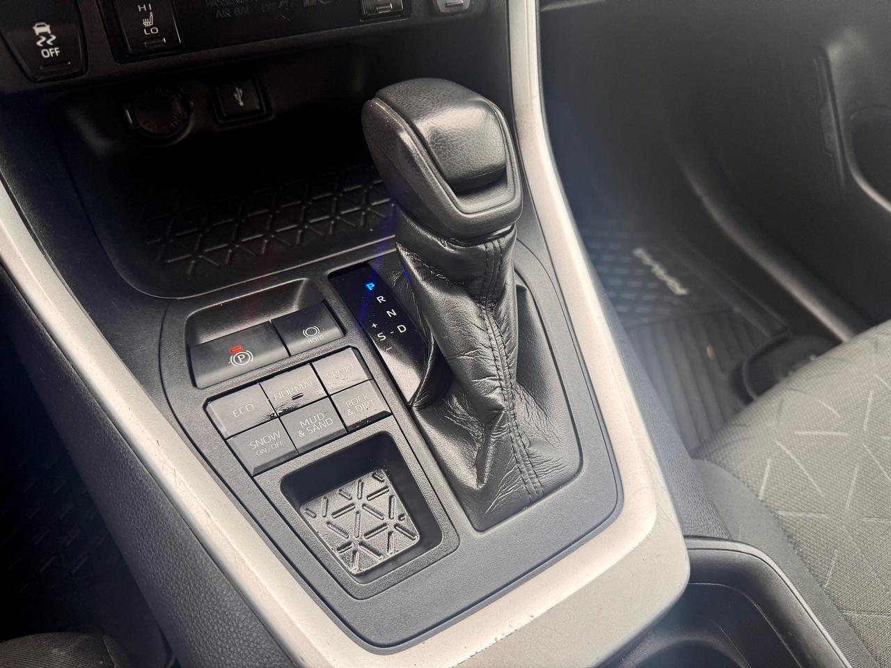 2021 Toyota RAV4 LE FINANCING AVAILABLE Photo12