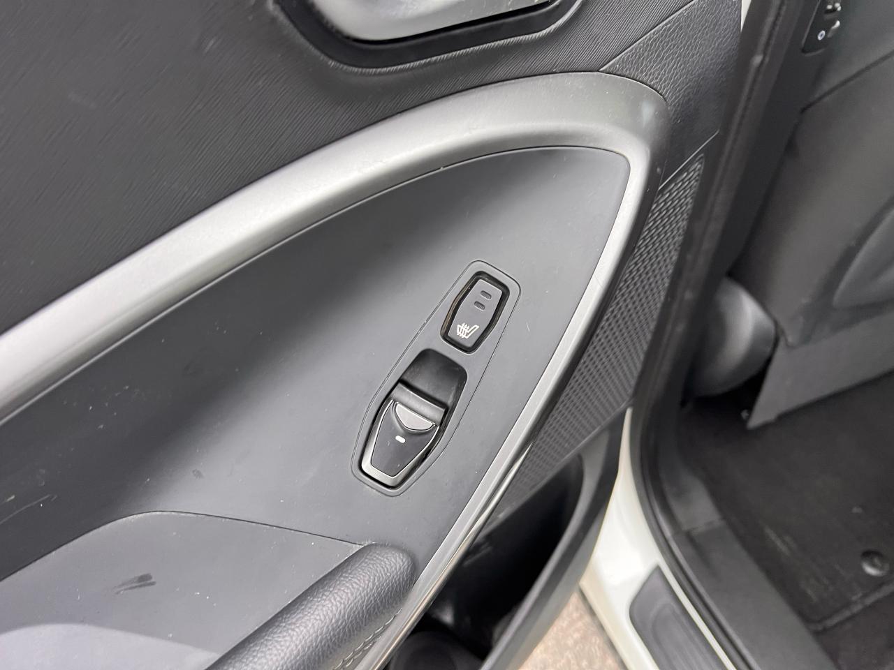 2017 Hyundai Santa Fe XL Luxury Photo