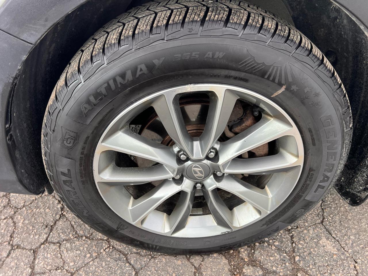 2017 Hyundai Santa Fe XL Luxury Photo