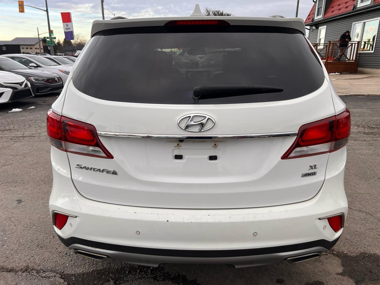 2017 Hyundai Santa Fe XL Luxury Photo3